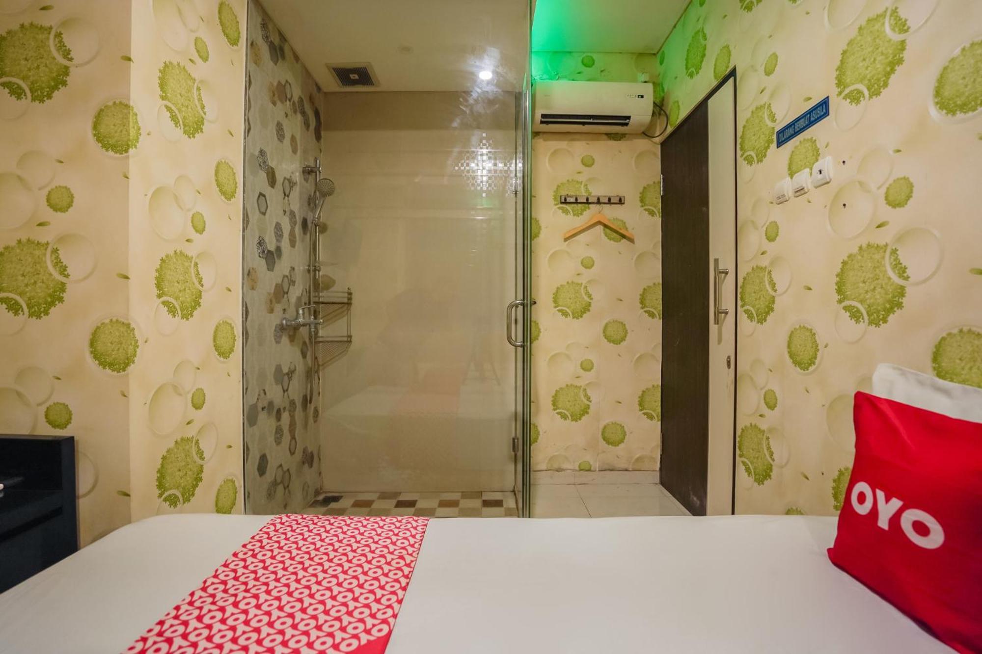 Super Oyo Capital O 92633 Spring Hotel Gubeng 수라바야 외부 사진