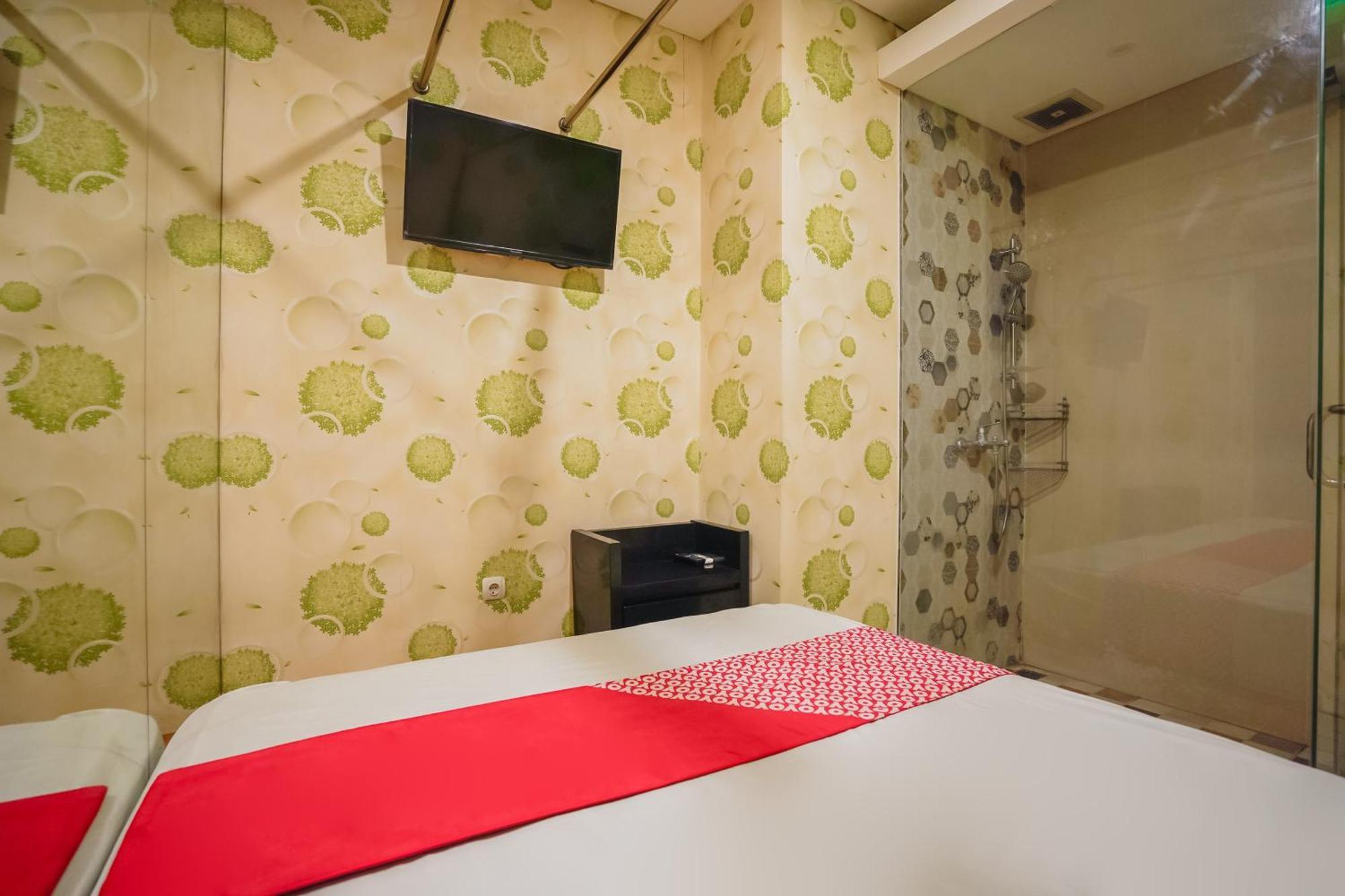 Super Oyo Capital O 92633 Spring Hotel Gubeng 수라바야 외부 사진