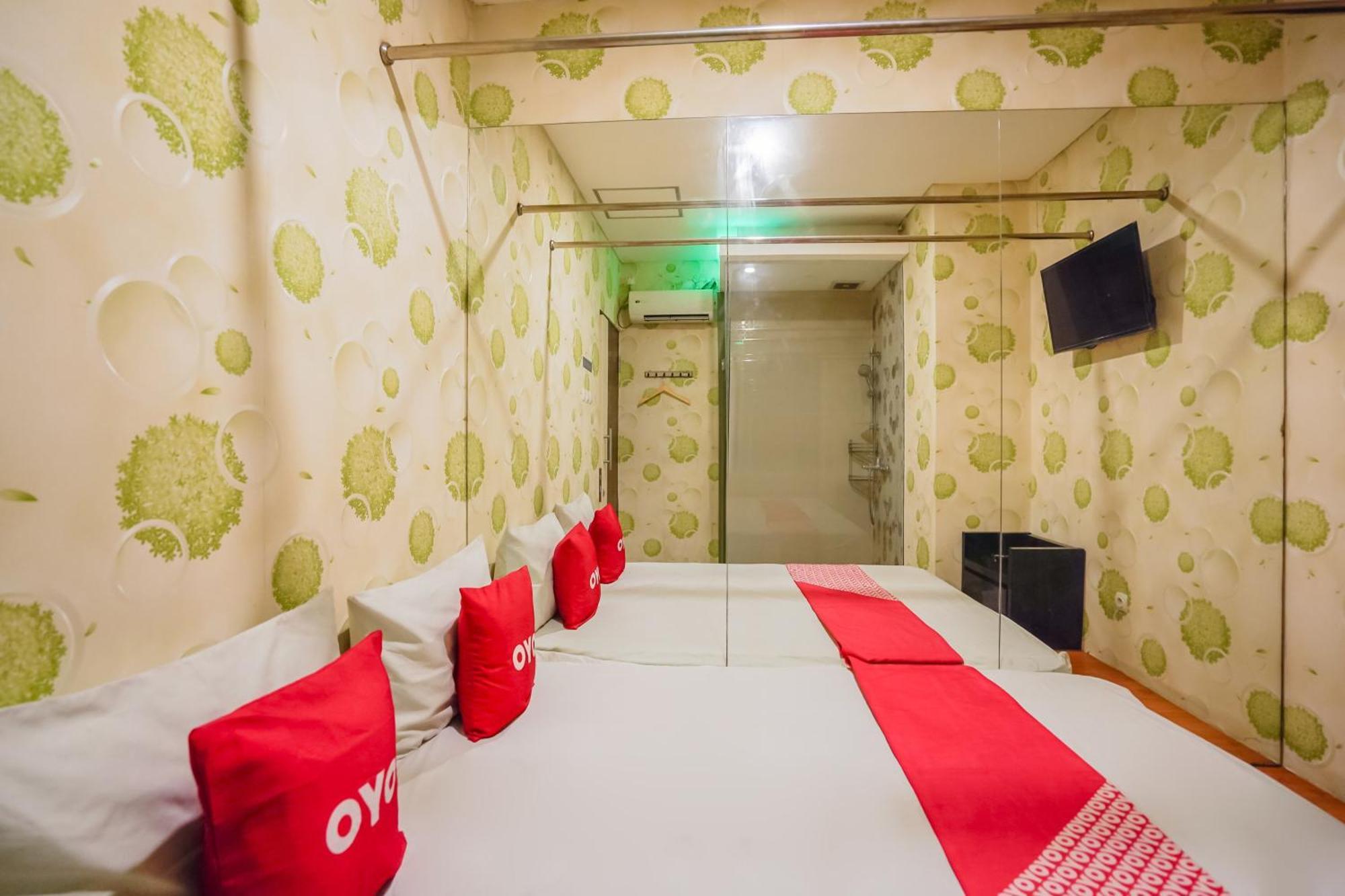 Super Oyo Capital O 92633 Spring Hotel Gubeng 수라바야 외부 사진