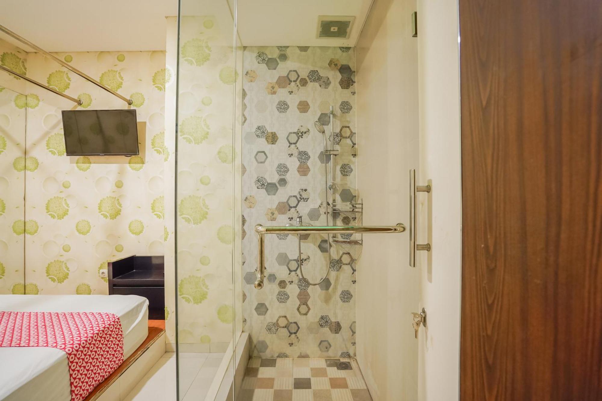 Super Oyo Capital O 92633 Spring Hotel Gubeng 수라바야 외부 사진