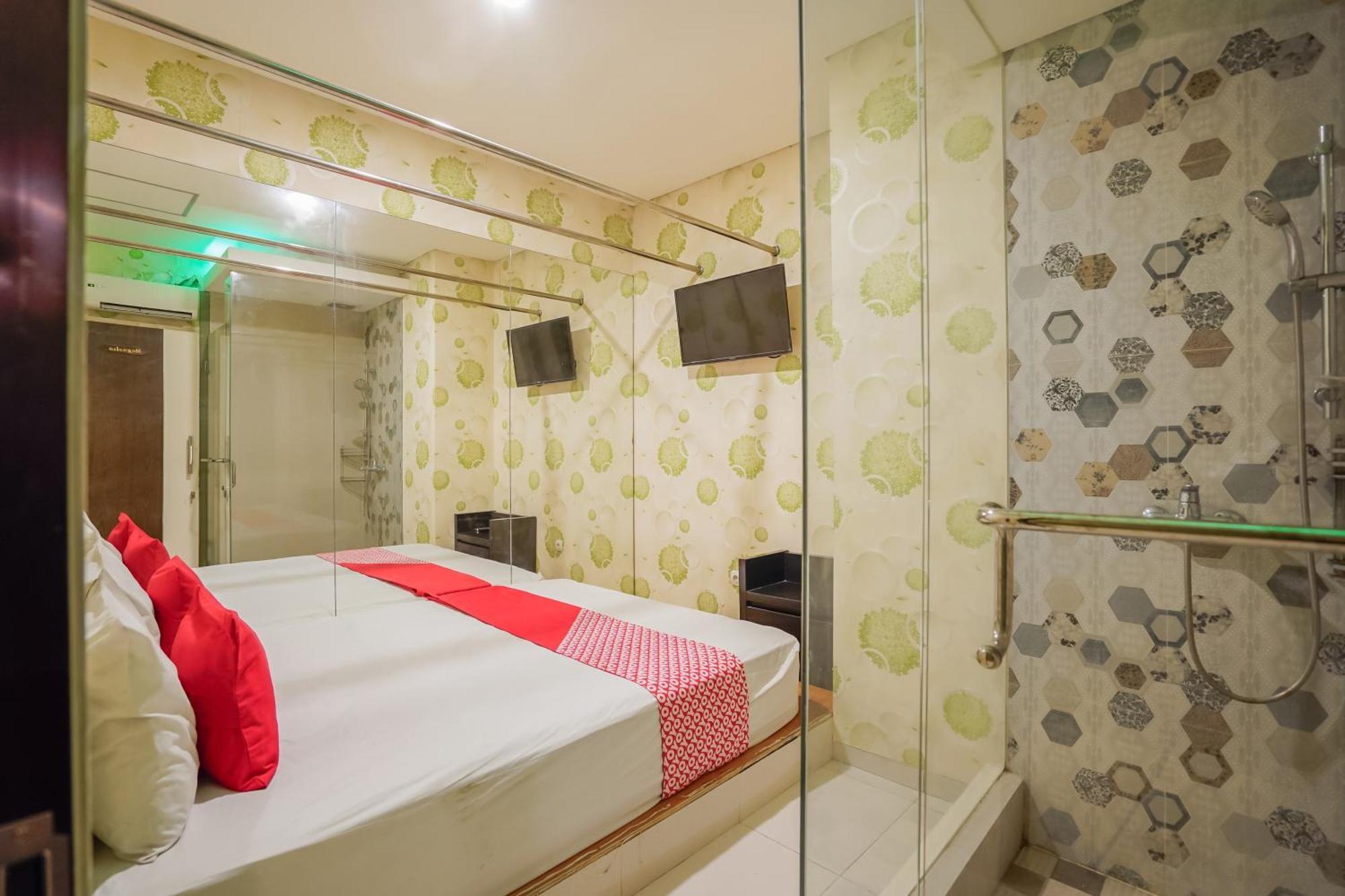Super Oyo Capital O 92633 Spring Hotel Gubeng 수라바야 외부 사진